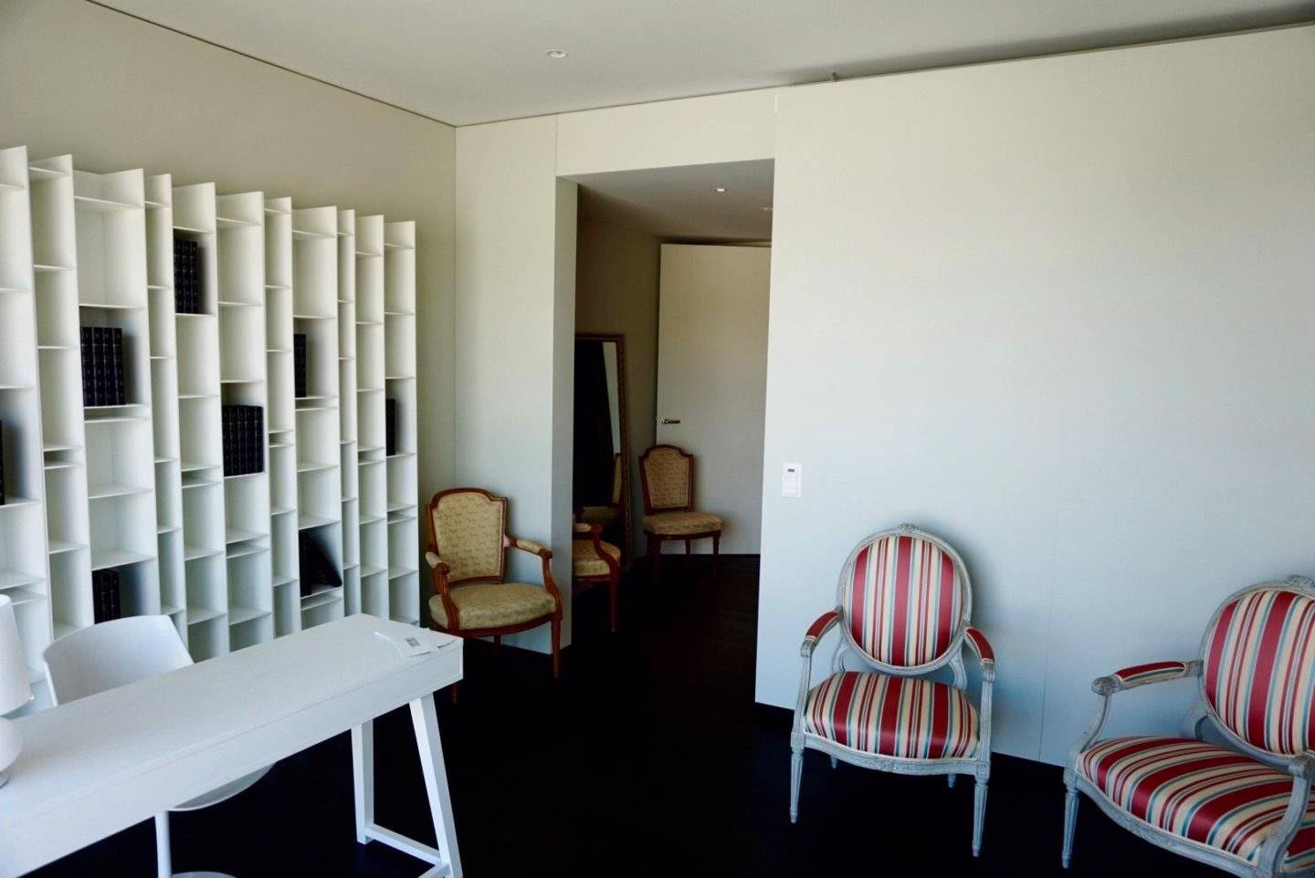 Arbeitszimmer mit klassischem Mobiliar und hellen W&auml;nden