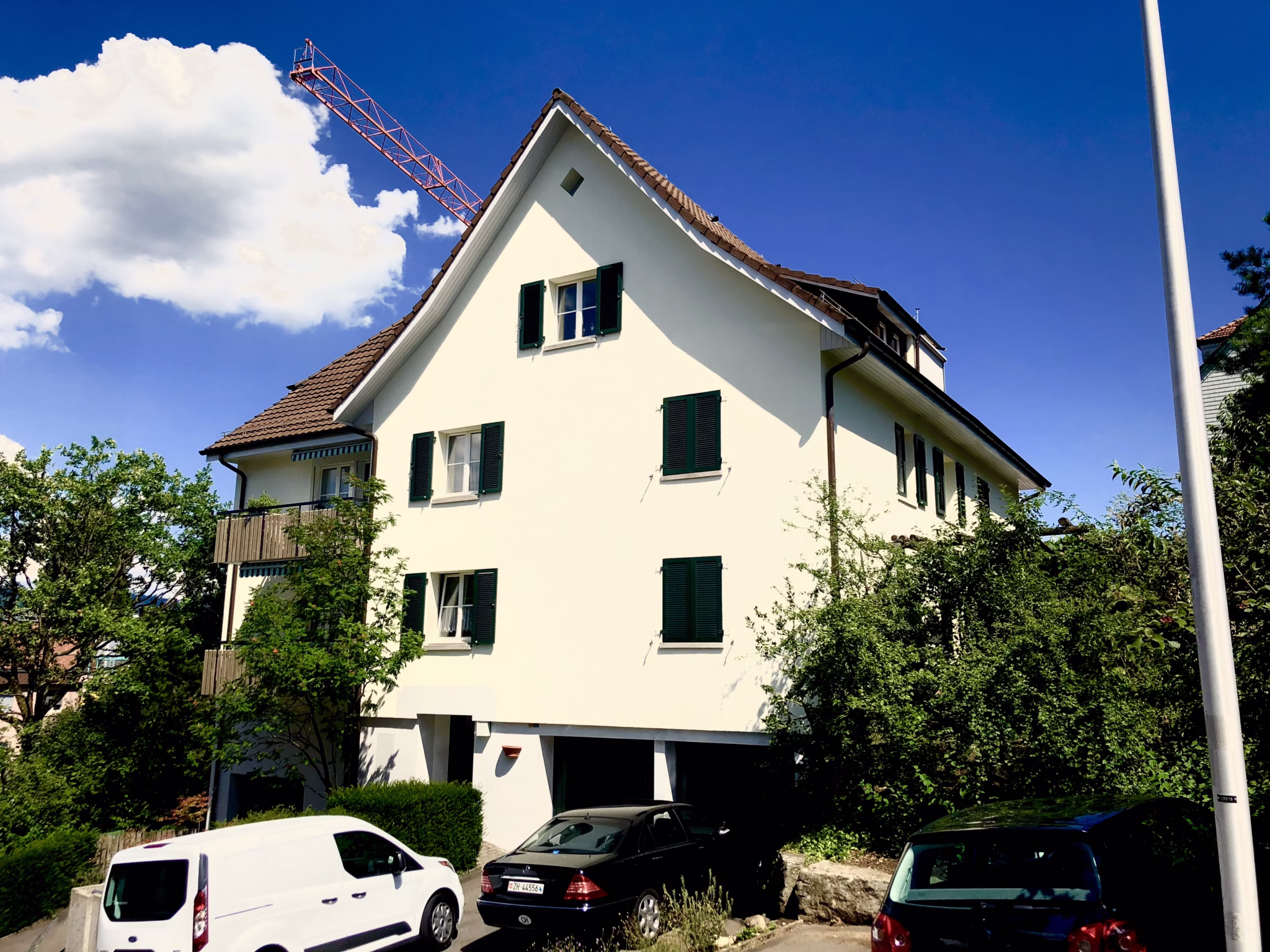 Fassadenarbeiten Zürichsee – erneuerte Hausfassade in Horgen mit Pitturama