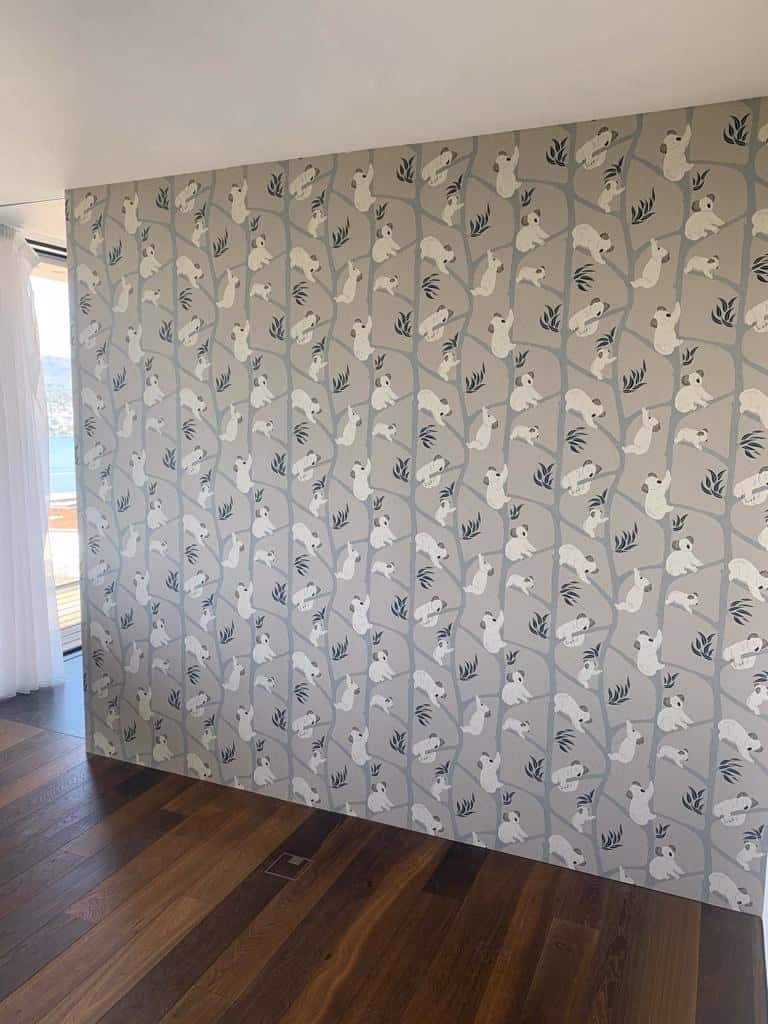 Tapezierarbeiten Zürich – Motivtapete mit Koalas in sanften Grautönen