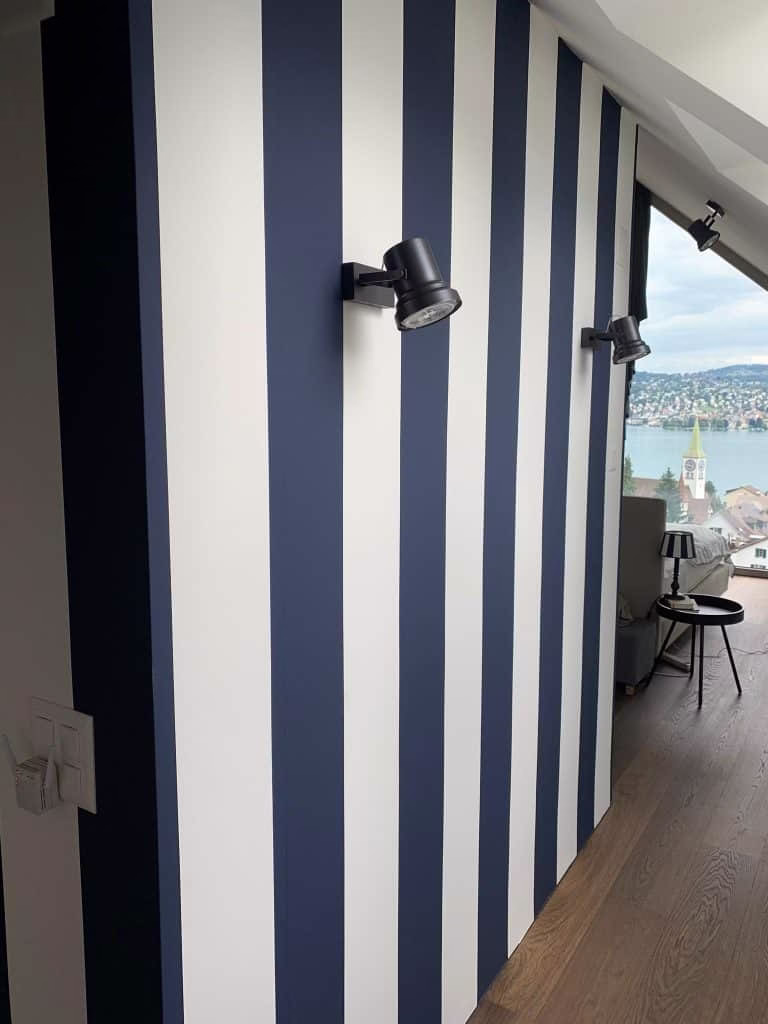 Dekorative Malerarbeiten Zürich – Streifenwand mit Spots und Blick auf den See